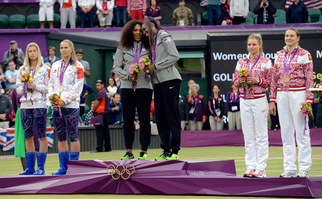 Hradecká s Hlaváčkovou na vyhlašovacím ceremoniálu v modrých holinkách