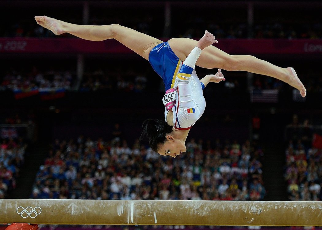 Letecká akrobacie v podání rumunské gymnastky Cataliny Ponorové