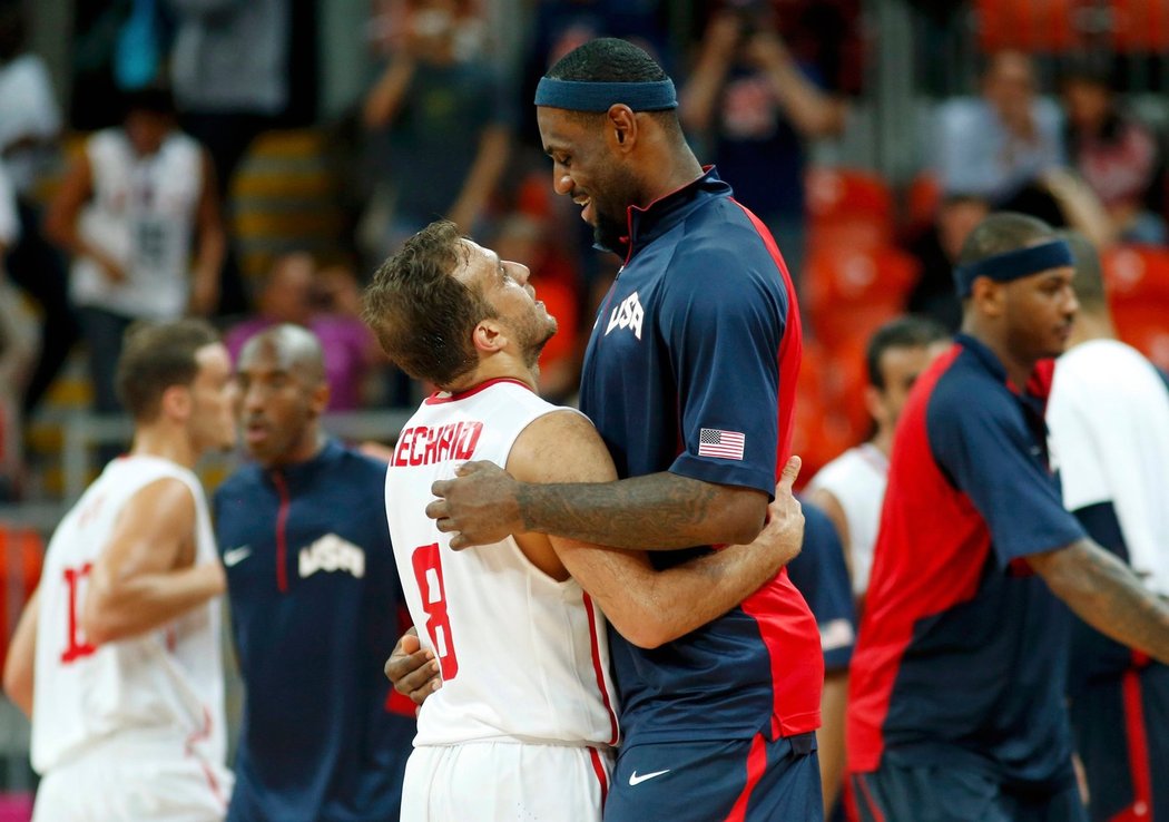 Basketbaloví David s Goliášem – vlastně tuniský reprezentant Maruán Kechrid a jeho americký protějšek LeBron James