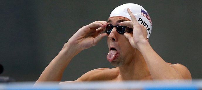 Tůůůdle! Že by plavecký favorit Michael Phelps posílal vzkaz všem rádobykonkurentům?