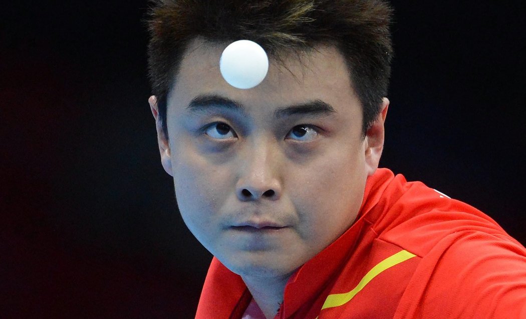 Čínský tenista Chao Wang se soustředí... až z toho oči přecházejí!