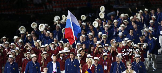 Ruští sportovci na olympijských hrách v Londýně, v čele s vlajkonoškou Marií Šarapovovou. Budou v Brazílii chybět atleti?