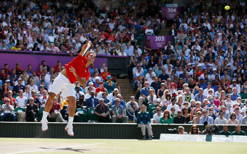 Roger Federer na podání ve finále olympijského turnaje v Londýně