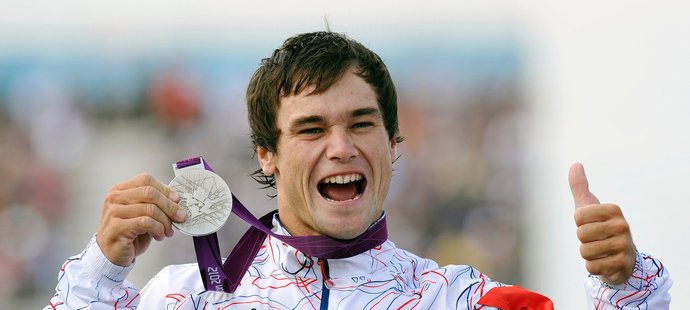 Vavřinec Hradilek se raduje ze zisku stříbrné medaile na OH v Londýně