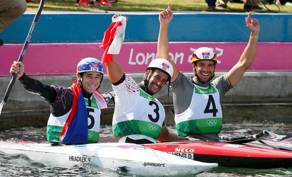 Trojnásobná radost. Tři medailisté ze slalomu Hradilek (stříbro), Molmenti (zlato) a Aigner (bronz)