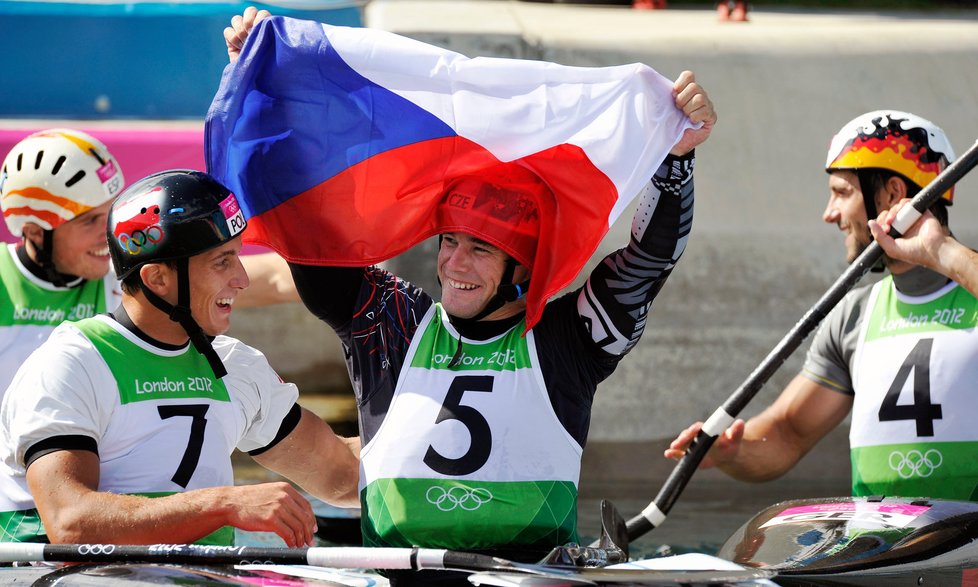 Konečně na olympiádě byla v oslavách rozvinuta česká vlajka. Střbírnou medailí se o to postaral Vavřinec Hradilek