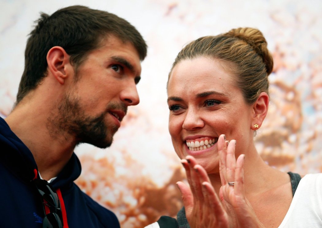 Copak asi šeptá Michael Phelps do ucha Natalie Coughlin?