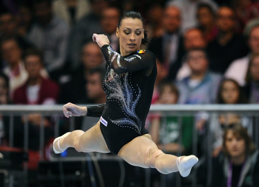 Catalina Ponorová je půvabnou gymnastkou z Rumunska