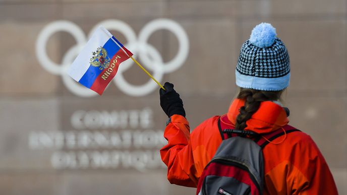 Žena s ruskou vlaječkou před sídlem Mezinárodního olympijského výboru, který jednal o ruském dopingu