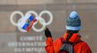 Žena s ruskou vlaječkou před sídlem Mezinárodního olympijského výboru, který jednal o ruském dopingu