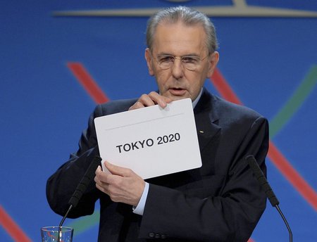 Předseda Mezinárodního olympijského výboru Jacques Rogge vyhlašuje Tokio hostitelským městem letní olympiády v roce 2020