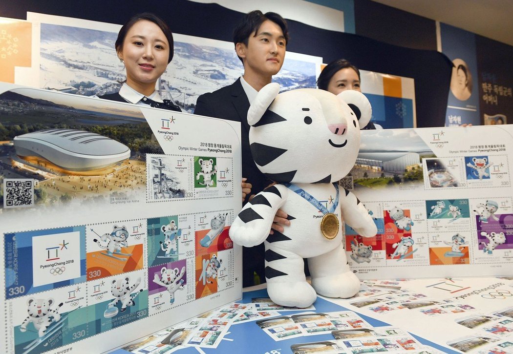 K olympiádě byly vydány i poštovní známky, na snímku s nimi maskot Soohorang