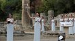 Řecká herečka Katerina Lehouová jako velekněžka po zapálení olympijského ohně pro Pchjongčchang
