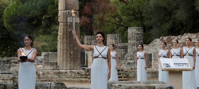 Řecká herečka Katerina Lehouová jako velekněžka po zapálení olympijského ohně pro Pchjongčchang