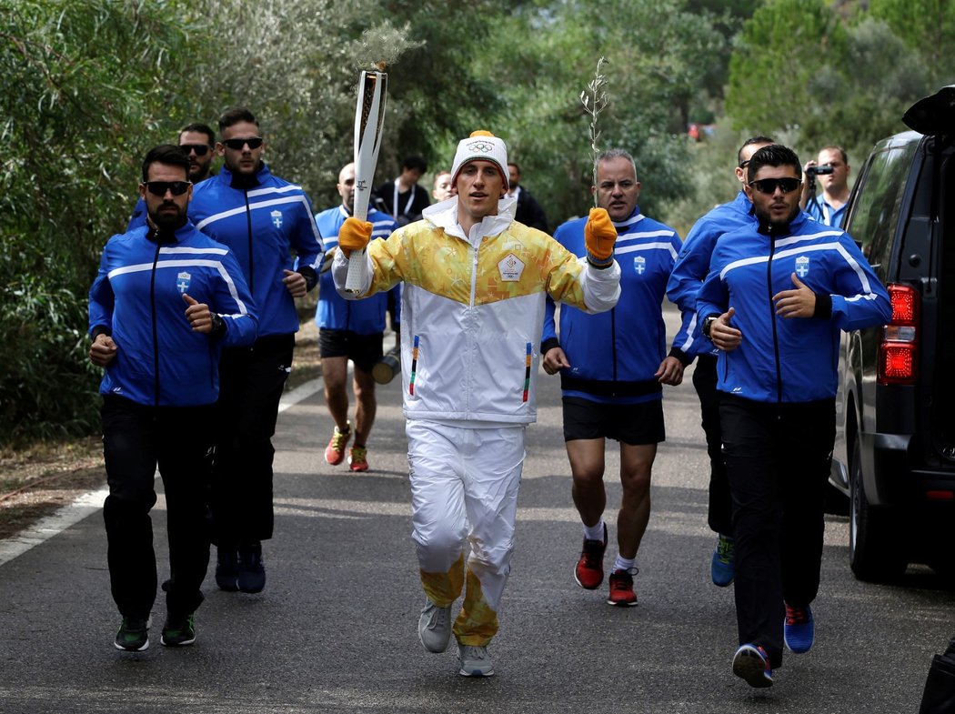 Řecký biatlonista Apostolos Angelis na prvních metrech olympijské štafety