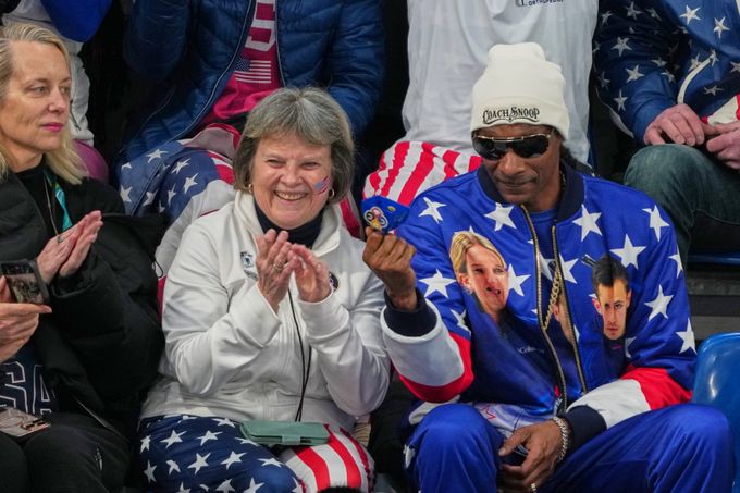 Snoop Dogg už zase řádí na olympiádě: objal curlerovu mámu, řekl si o selfie Snoop Dogg už zase řádí na olympiádě: objal curlerovu mámu, řekl si o selfie