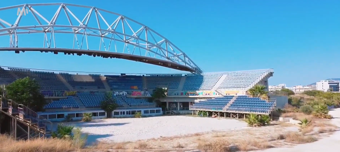 Areál pro plážový volejbal v Aténách zarůstá plevelem...