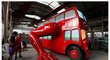 Klikující autobus Davida Černého - důmyslný systém doubledecker zvedá a zase spouští k zemi