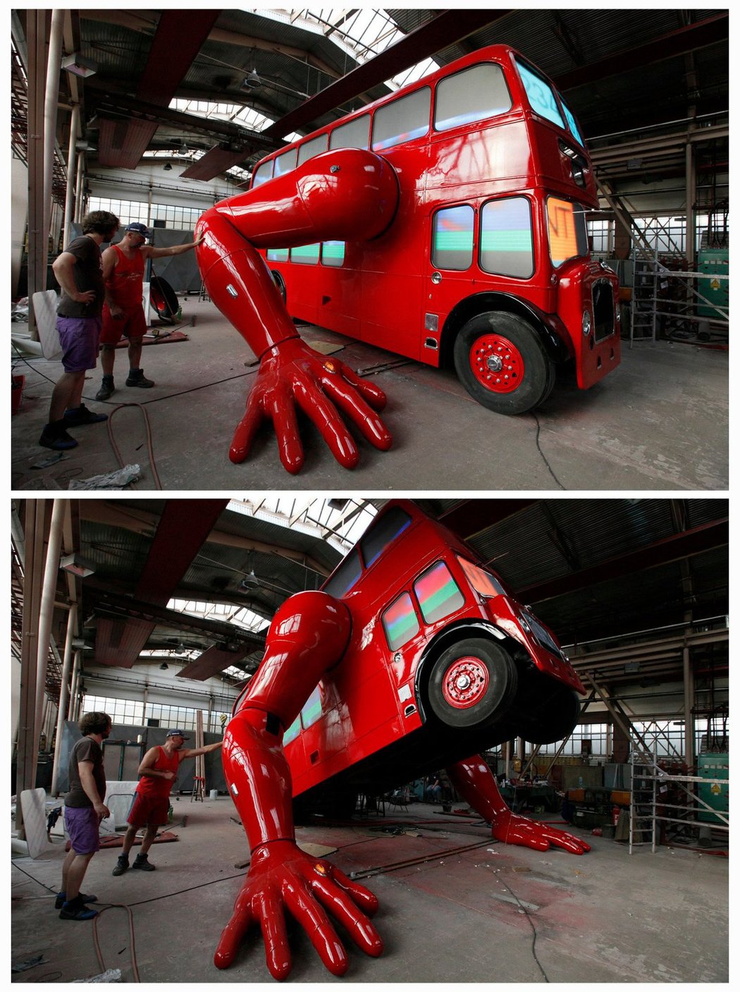 Klikující autobus Davida Černého - důmyslný systém doubledecker zvedá a zase spouští k zemi