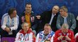 Ruský prezident Vladimir Putin s prezidentem MOV Thomasem Bachem na paralympiádě v Soči. Vlevo je bývalý ministr sportu Vitalij Mutko, druhý zleva premiér Dmitrij Medvěděv.