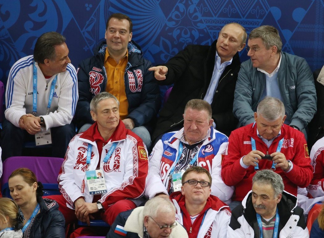 Ruský prezident Vladimir Putin s prezidentem MOV Thomasem Bachem na paralympiádě v Soči. Vlevo je bývalý ministr sportu Vitalij Mutko, druhý zleva premiér Dmitrij Medvěděv.