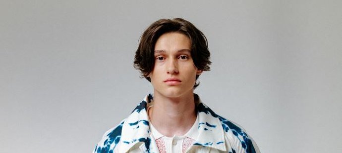 Trenčkot, lehký kabátek, který oblékl například Humphrey Bogart v Casablance, bude zdobit české olymioniky v Paříži