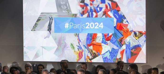 Pařížská starostka Anne Hidalgová obklopená sportovci a olympioniky ohlašuje úmysl města uspořádat OH v roce 2024