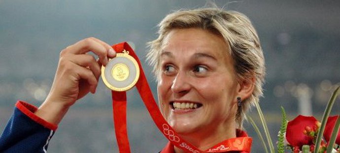 Takhle se Barbora Špotáková radovala ze zlaté medaile na olympiádě v Pekingu. Přední české sportovní osobnosti věří, že v Londýně bude zase...