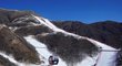 Národní centrum čínského alpského lyžování v Jen-čchingu, kde se konají olympijské závody, jsou téměř bez sněhu