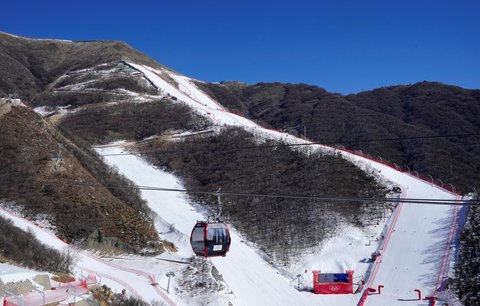 Národní centrum čínského alpského lyžování v Jen-čchingu, kde se konají olympijské závody, jsou téměř bez sněhu