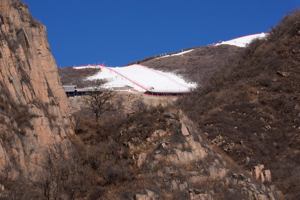 Národní centrum alpského lyžování v Jen-čchingu, kde se musí na sjezdovky téměř výhradně vyrábět umělý sníh