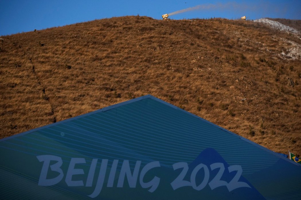 V olympijském areálu v Číně, kde proběhnou lyžařské a snowboardové disciplíny, chybí sníh