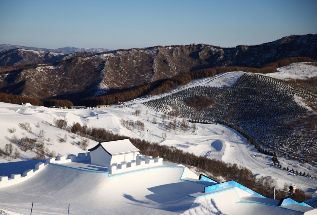 Olympijské sjezdovky v Číně jsou uměle zasněžovány, na ostatních kopcích sníh chybí