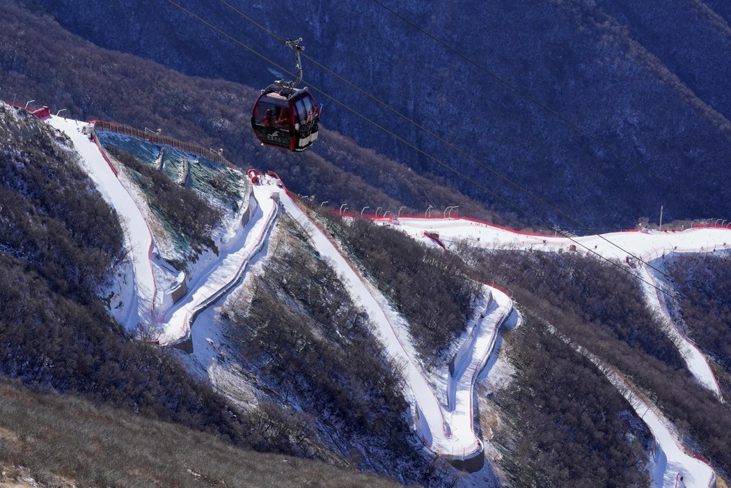 Národní centrum čínského alpského lyžování v Jen-čchingu, kde se konají olympijské závody, je téměř bez sněhu a na sjezdovky se vyrábí umělý sníh