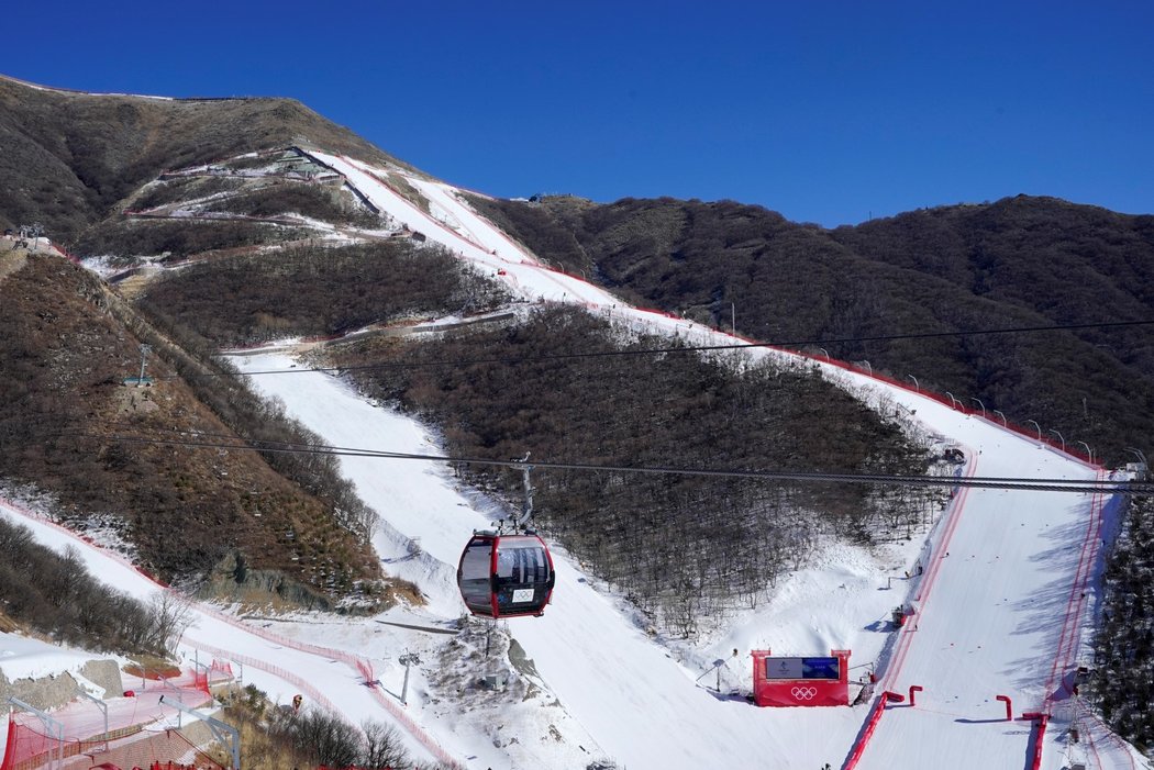 Národní centrum čínského alpského lyžování v Jen-čchingu, kde se konají olympijské závody, jsou téměř bez sněhu