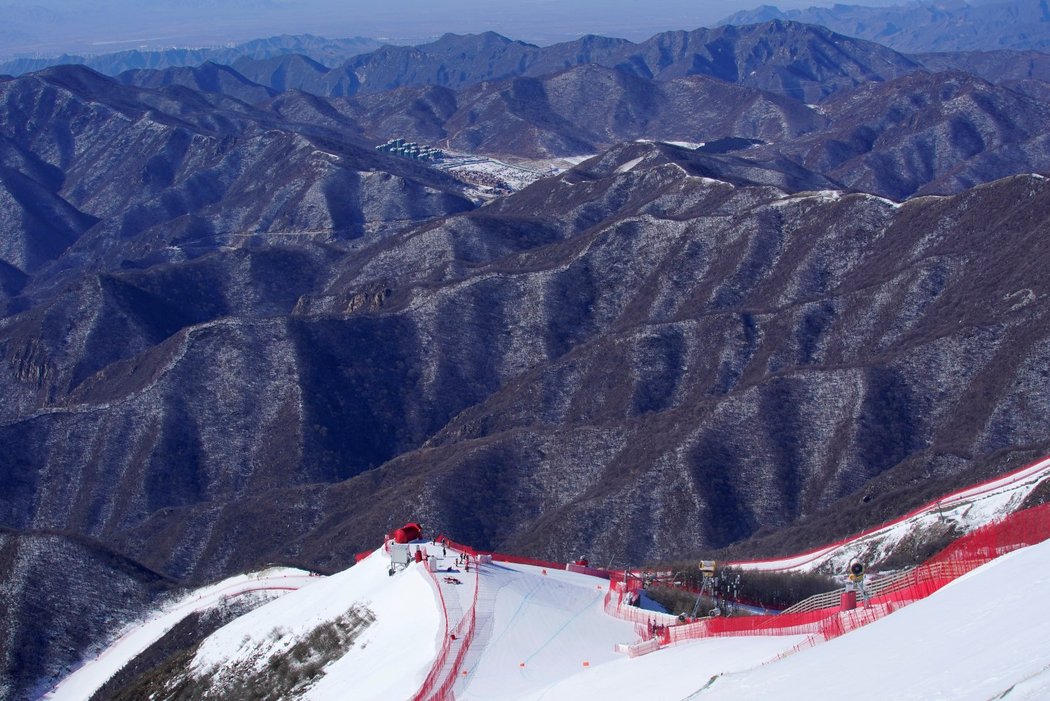 Hory v čínském olympijském areálu jsou bez sněhu, na tratě se musí vyrábět umělý