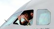 Andrea Hlaváčková mává z kokpitu letadla po přistání na pražském letišti v Kbelích po návratu z olympiády v Londýně