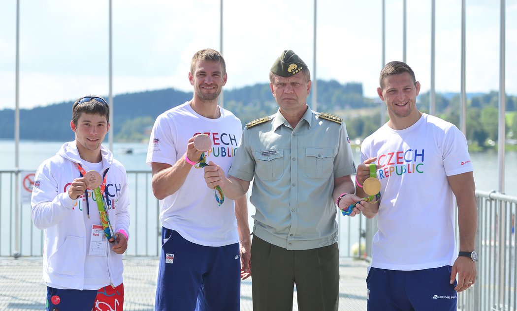 Jiří Prskavec, Ondřej Synek, generál Josef Bečvář a Lukáš Krpálek po příletu olympijských medailistů z LOH v Riu 2016