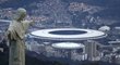 Pohled na sochu Ježíše a na stadion Maracaná v olympijském městě Riu de Janeiru