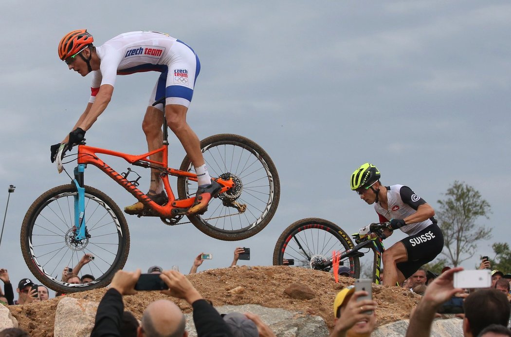 Stříbrný medailista Jaroslav Kulhavý(vlevo) a zlatý medailista Nino Schurter(vpravo)ze závodu horských kol v Riu