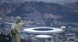 Pohled na sochu Ježíše a na stadion Maracaná v olympijském městě Riu de Janeiru 