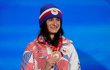 Česká rychlobruslařka Martina Sáblíková na stupních vítězů při ceremoniálu na olympiádě v Pekingu, kde obsadila třetí místo