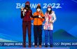 Česká rychlobruslařka Martina Sáblíková (vpravo) na stupních vítězů při ceremoniálu na olympiádě v Pekingu, kde obsadila třetí místo