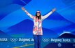 Česká rychlobruslařka Martina Sáblíková na stupních vítězů při ceremoniálu na olympiádě v Pekingu, kde obsadila třetí místo