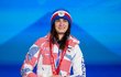 Šťastná česká rychlobruslařka Martina Sáblíková na stupních vítězů na oylmpiádě v Pekingu neskrývala dojetí, když obdržela bronzovou medaili
