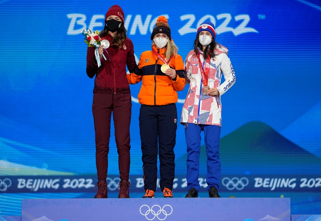 Česká rychlobruslařka Martina Sáblíková (vpravo) na stupních vítězů při ceremoniálu na olympiádě v Pekingu, kde obsadila třetí místo