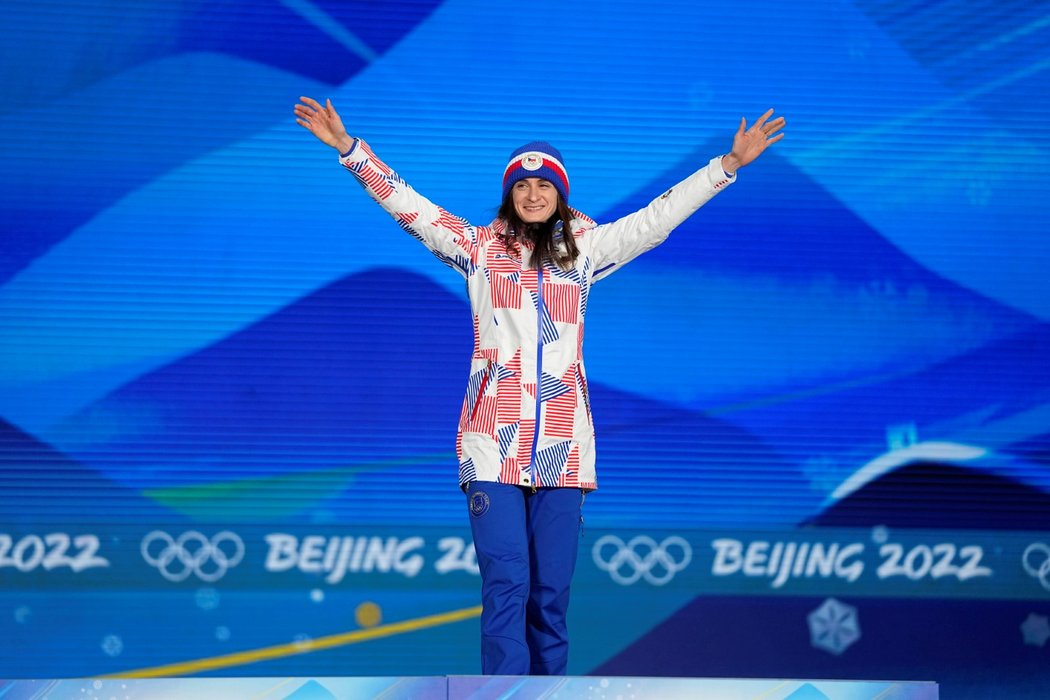 Česká rychlobruslařka Martina Sáblíková na stupních vítězů při ceremoniálu na olympiádě v Pekingu, kde obsadila třetí místo