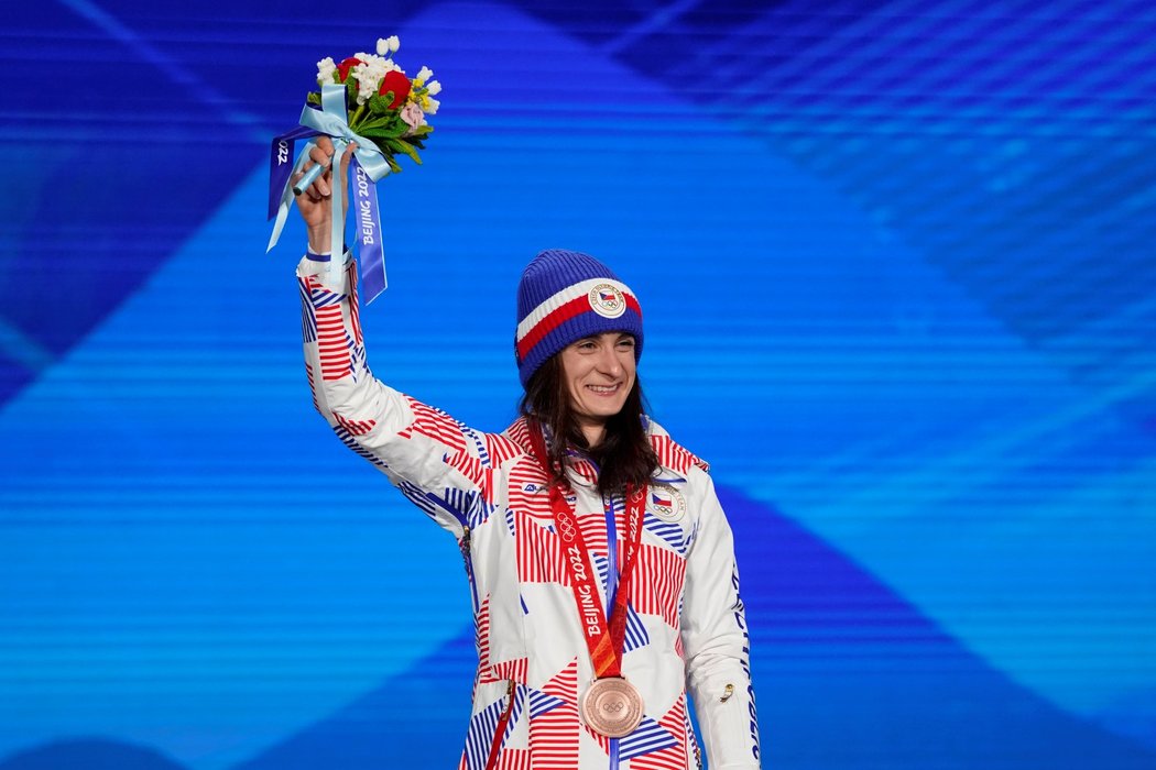 Česká rychlobruslařka Martina Sáblíková na stupních vítězů při ceremoniálu na olympiádě v Pekingu, kde obsadila třetí místo