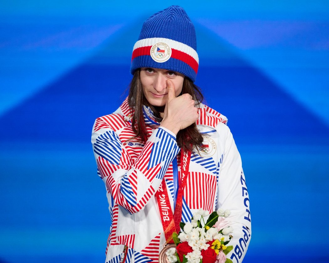 Šťastná česká rychlobruslařka Martina Sáblíková na stupních vítězů na oylmpiádě v Pekingu neskrývala dojetí, když obdržela bronzovou medaili