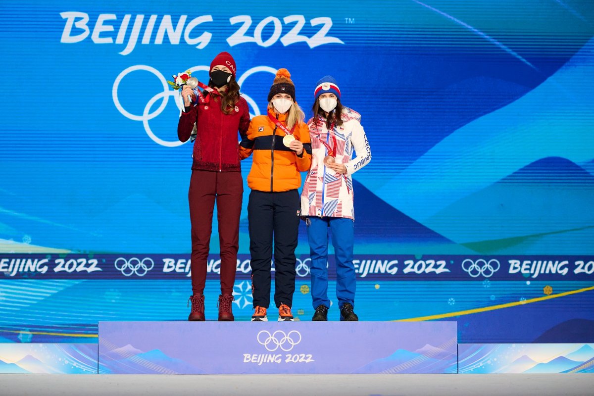 Martina Sáblíková a její soupeřky z pětikilometrové trati na olympiádě v Pekingu, kde obsadila třetí místo
